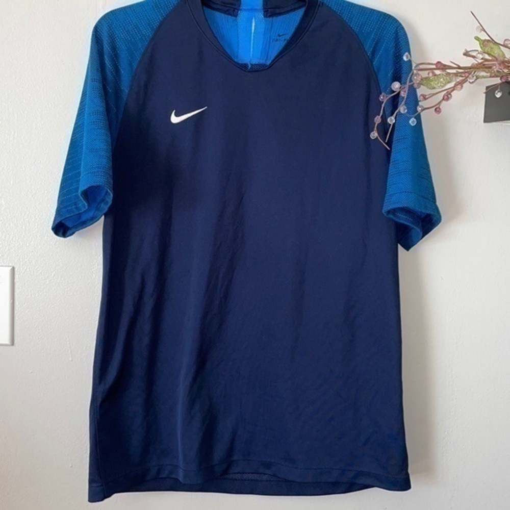 Nike Dri fit soccer jersey. Size Medium. Used